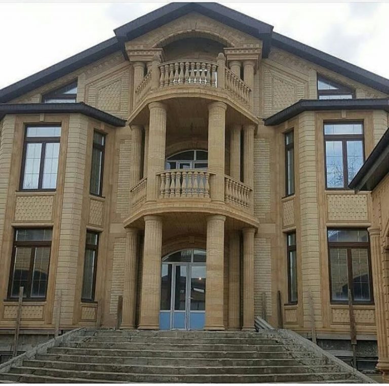 Фасад дома с колоннами и входной лестницей